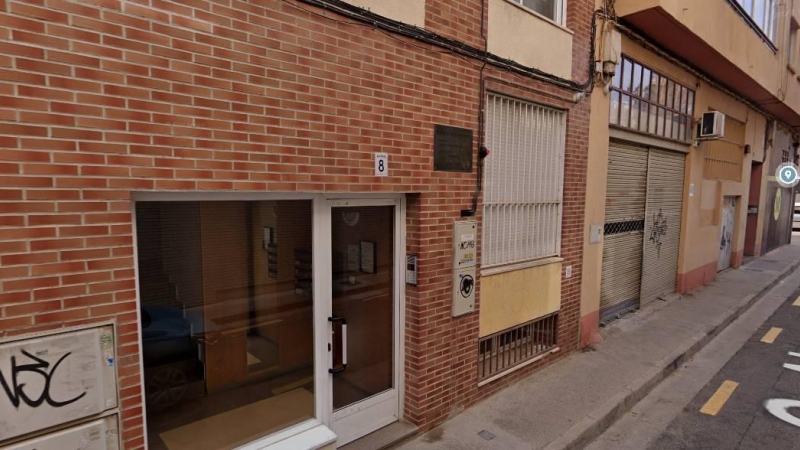 Portal de la vivienda donde se ha producido la agresión mortal a una mujer en Zaragoza.