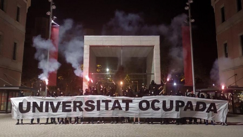31/05/2022 - Una imatge de l'acció dels estudiants del campus de Ciutadella de la UPF, demanant més català a la universitat.