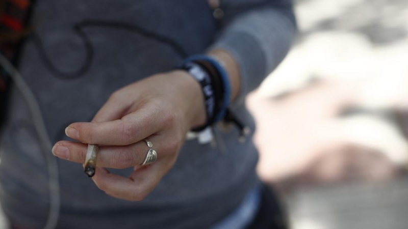 Mujer fumando un cigarro de liar.