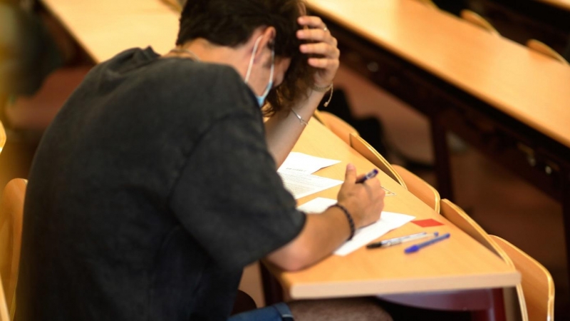 6/07/2021-Un estudiante durante la convocatoria extraordinaria de la Evaluación del Bachillerato para el Acceso a la Universidad (EBAU), a 6 de julio de 2021, en Madrid