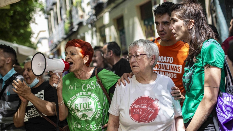 Teresa observa la llegada de la comisión judicial, acompañada de activistas y vecinos que intentan paralizar su desahucio, en la calle Argumosa de Lavapiés, Madrid, este martes.