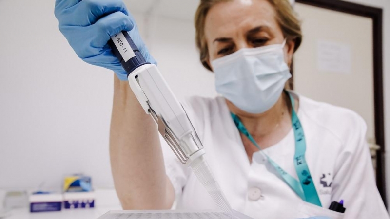 31/05/2022. Una técnico de laboratorio prepara una PCR para el análisis de la viruela del mono, en el Hospital Ramón y Cajal, a 30 de mayo de 2022, en Madrid (España).