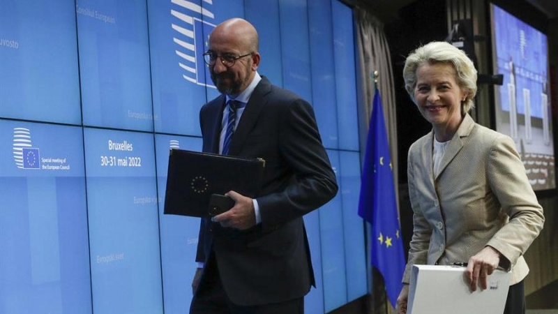 El presidente del Consejo Europeo, Charles Michel (L) y la presidenta de la Comisión, Ursula von der Leyen (R), al final del segundo día de la Cumbre Europea Extraordinaria sobre Ucrania en el Consejo Europeo, en Bruselas, Bélgica, 31 de mayo de 2022.