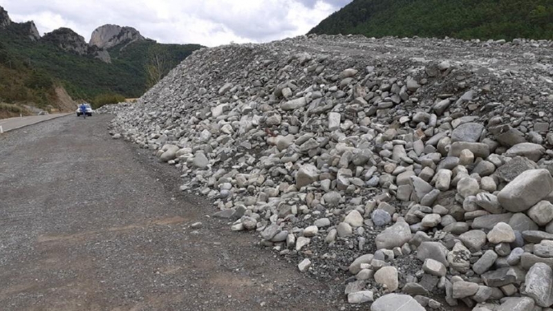 31/05/2022. Imagen de las gravas extraídas del cauce del río durante las obras y que siguen junto a él casi dos años después de haber finalizado, a septiembre de 2022.