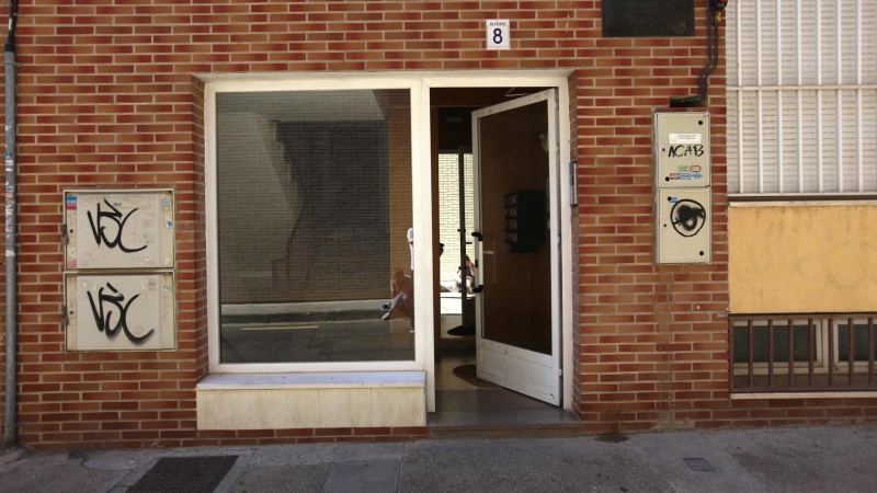 Vista del portal del edificio en la calle Alegría de Zaragoza en el que este lunes 31 de mayo de 2022 fue asesinada una mujer con arma blanca.