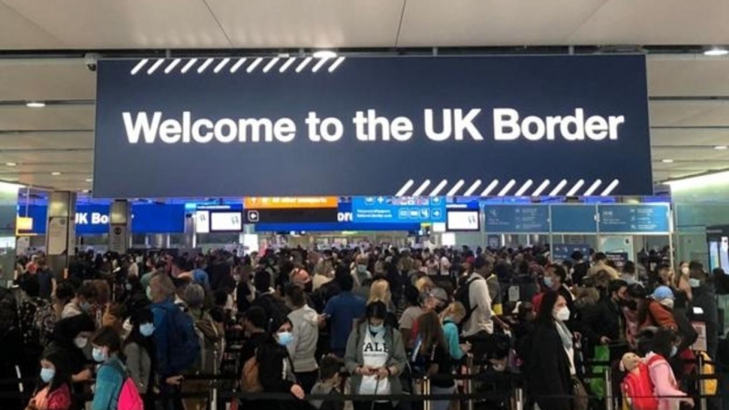 01/06/2022 - Imagen de personas esperando en la cola de llegadas en el aeropuerto de Londres, (Reino Unido).