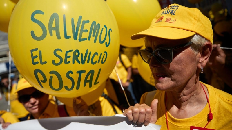 Trabajadores de la empresa postal Correos durante la protesta llevada a cabo este miércoles en Madrid, con motivo de la huelga convocada por los sindicatos.