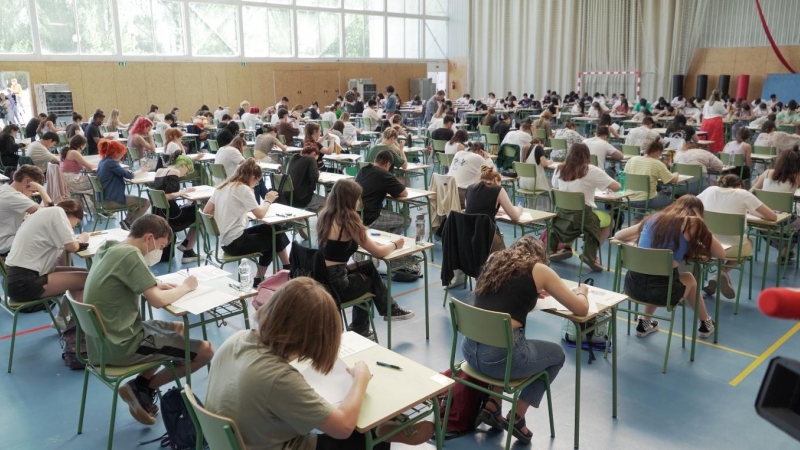 (1/6/2022) Estudiantes realizando la EBAU en La Rioja.