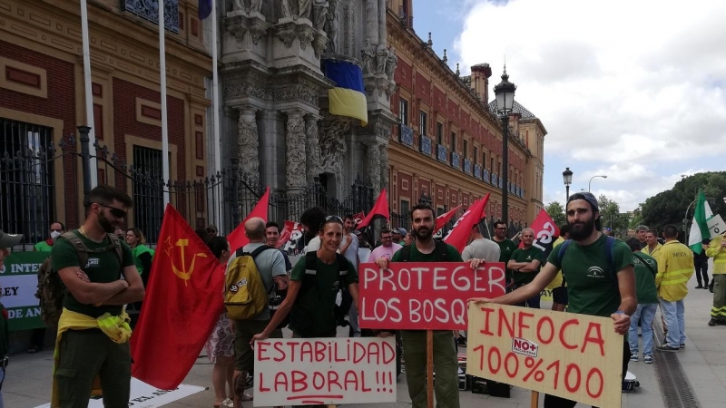 01/06/2022 Bomberos forestales piden 'estabilidad laboral' y 'proteger los bosques', a 1 de junio de 2022, en Sevilla.