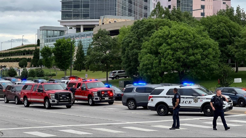 Efectivos de la Policía y Bomberos desplegados en los alrededores de la clínica Saint Francis de Tulsa (Oklahoma), donde un hombre ha matado a cuatro personas este 1 de junio de 2022.