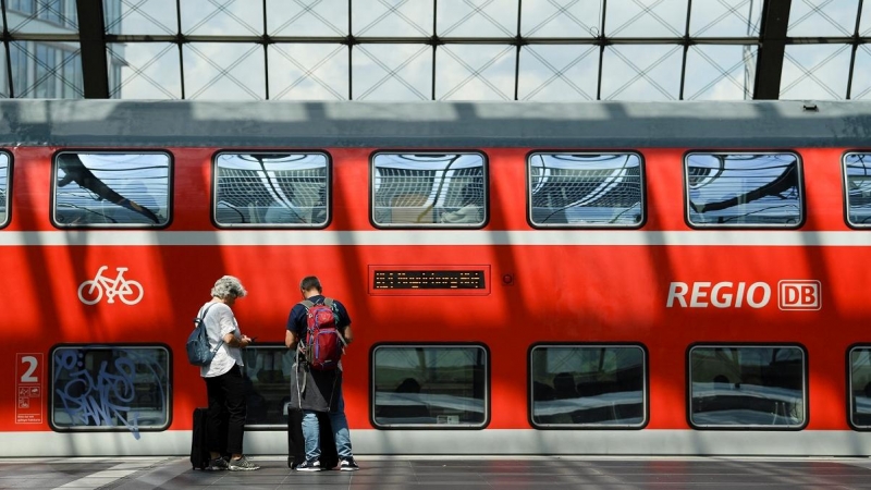 Dos personas esperan un tren regional en la Estación Central de Berlín después de que Alemania aprobase una tarifa plana de transporte público para bajar el consumo de carburantes y hacer frente a la crisis.