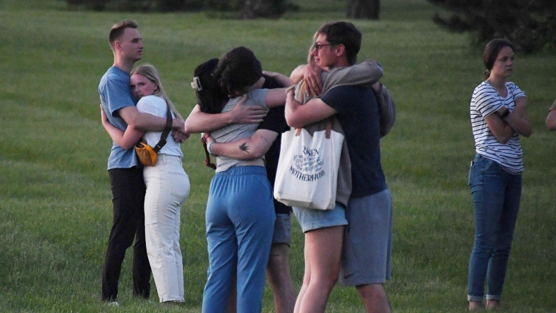 Supervivientes del tiroteo producido en el aparcamiento de una iglesia en Iowa se abrazan con sus familiares este 3 de junio de 2022.