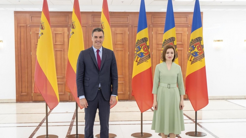 El presidente del Gobierno, Pedro Sánchez, junto a la presidenta de Moldavia, Maia Sandu, este viernes en Chisinau, la capital del país.