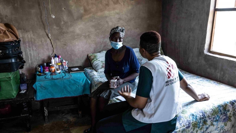 Phenduka Mtshali, una paciente con tuberculosis resistente a los medicamentos (DR-TB), en su casa en Mbongolwane, Sudáfrica, hablando con un trabajador de campo de MSF.