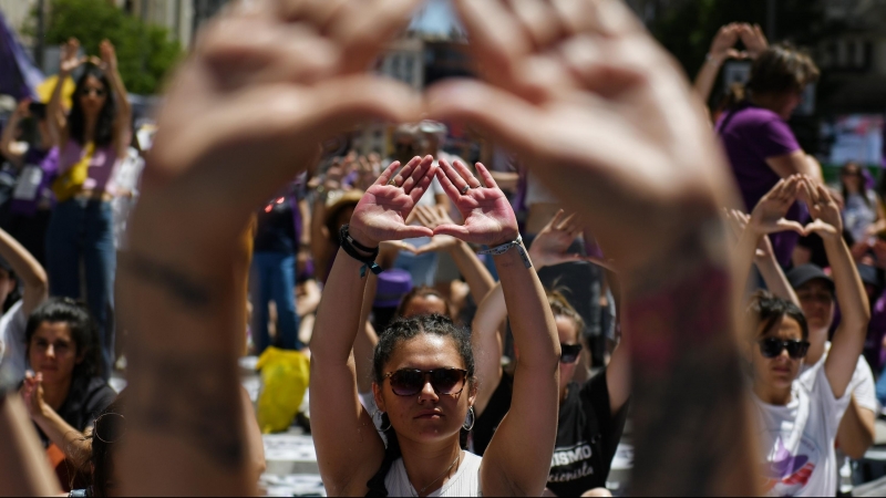 Varias mujeres realizan el símbolo feminista con las manos durante la manifestación para reclamar la abolición de la prostitución, a 28 de mayo de 2022, en Madrid (España).