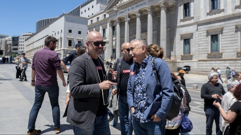 25/05/2022 Los secretarios generales de CCOO y UGT, Unai Sordo y Pepe Álvarez, CCOO y UGT, protestan junto a la Federación Estatal de Asociaciones de Víctimas del Amianto, han protestado frente al Congreso de los Diputados