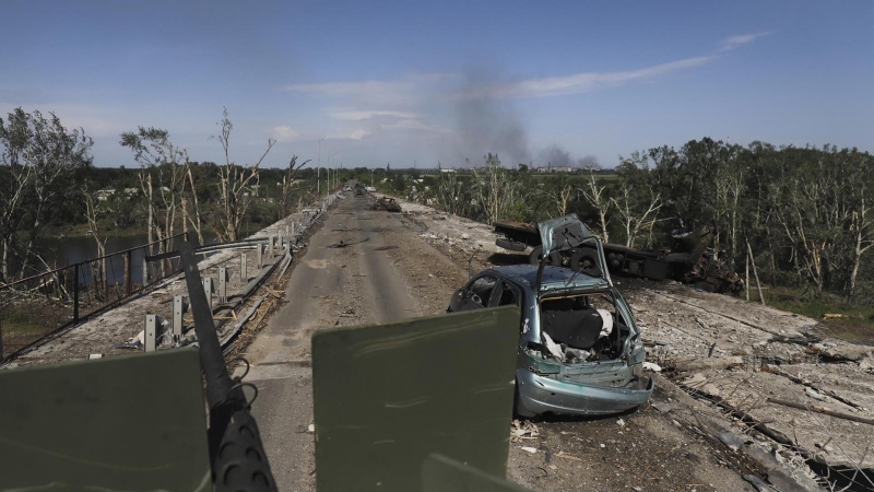 Militares ucranianos conducen un APC en una carretera dañada cerca de la línea del frente en la ciudad de Severodonetsk, región de Lugansk, Ucrania, el 2 de junio de 2022, donde se produjeron intensos combates en los últimos días.