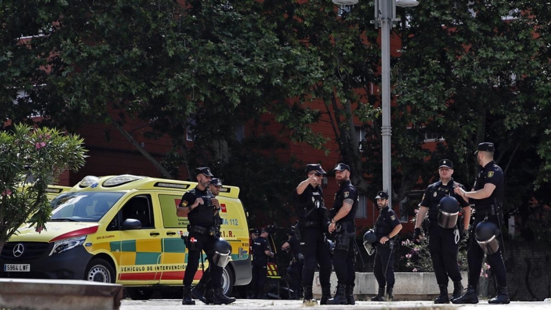 Negociadores de la Policía Nacional tratan de convencer al hombre que se ha atrincherado con su hija menor de edad en Coslada (Madrid) de que deponga su actitud y deje salir a la niña.