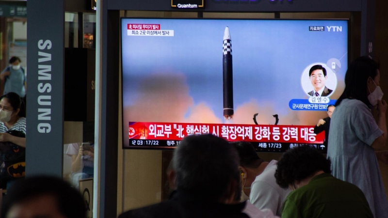 La gente ve un segmento de noticias relacionado con el lanzamiento de un misil de Corea del Norte, en una estación en Seúl, Corea del Sur, el 5 de junio de 2022.