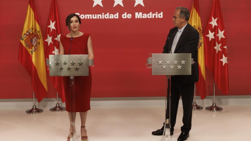 La Presidenta de la Comunidad de Madrid, Isabel Díaz Ayuso, y el Consejero de Educación, Universidades, Ciencia y Portavoz del Gobierno, Enrique Ossorio, comparecen este lunes en rueda de prensa.