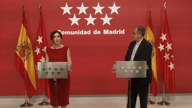 La Presidenta de la Comunidad de Madrid, Isabel Díaz Ayuso, y el Consejero de Educación, Universidades, Ciencia y Portavoz del Gobierno, Enrique Ossorio, comparecen este lunes en rueda de prensa.