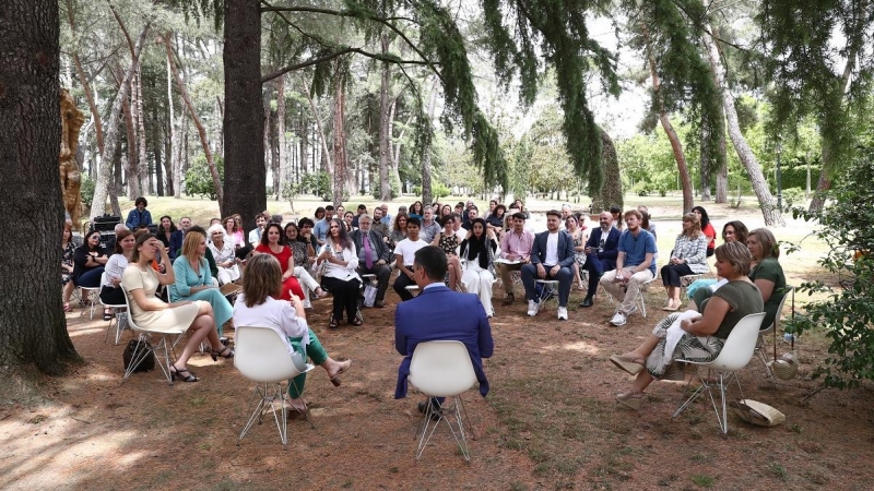 El presidente del Gobierno, Pedro Sánchez, y la ministra para la Transición Ecológica, Teresa Ribera, reciben las propuestas sobre crisis climática de los cien ciudadanos que componen la Asamblea Ciudadana por el Clima.