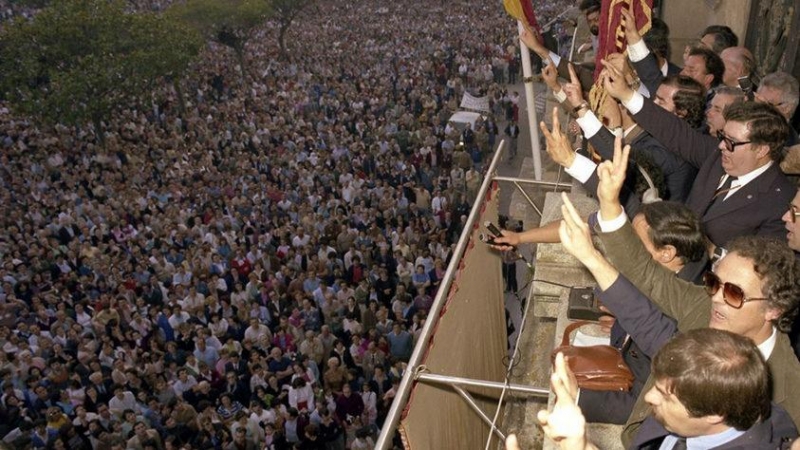6/5/22 Se calcula que más de cien mil personas acudieron a la marcha que reclamó la capitalidad para A Coruña. López Menéndez pronunciaría ante la audiencia congregada aquel día uno de sus discursos más recordados. Alberto  Martí  Villadefrancos.