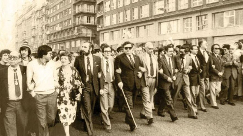 6/6/22 Imagen de la manifestación de 8 de junio de 1982 en A Coruña por la capitalidad. En el centro, con bastón, el alcalde Joaquín López Menéndez de ganchete con  González Laxe.
