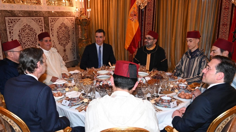 El presidente del Gobierno, Pedro Sánchez, durante la cena ofrecida por el rey de Marruecos, Mohamed VI, el pasado 7 de abril en Rabat.