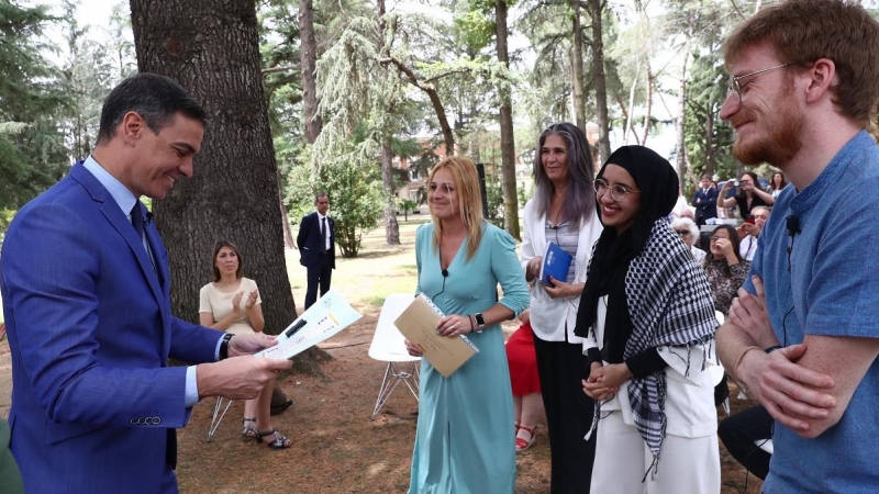 Algunos de los miembros de la primera Asamblea Ciudadana por el Clima entregan a Pedro Sánchez el documento con las 172 propuestas para luchar contra la crisis climática.