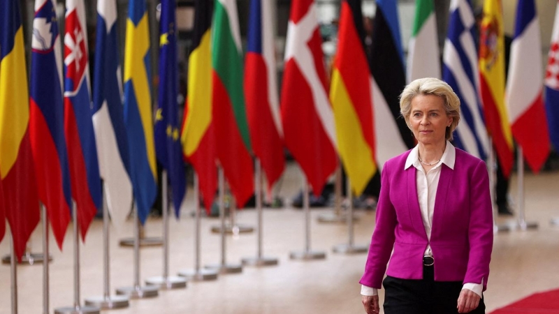 La presidenta de la Comisión Europea, Ursula von der Leyen, a su llegada a la pasada cumbre de la UE en Bruselas, en la que se acordaron nuevas sanciones contra Rusia. REUTERS/Johanna Geron
