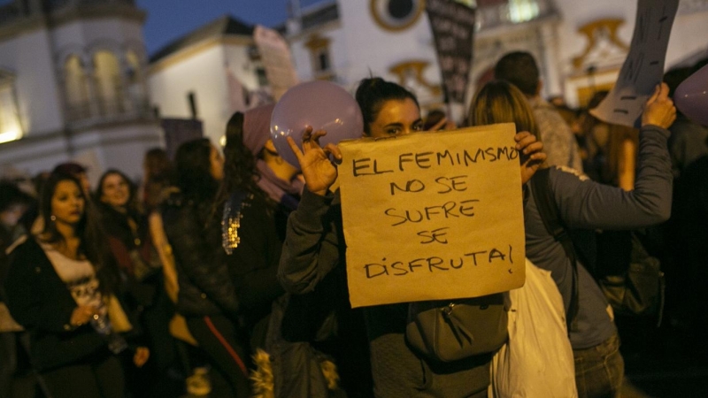 Una mujer con una pancarta durante el 8-M de 2019, en Sevilla. E.P./María José López