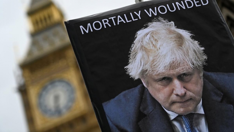 Un manifestante sostiene una pancarta contra Boris Johnson en Londres, a 6 de junio de 2022.