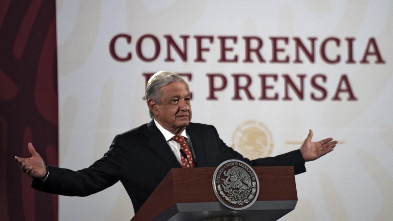 El presidente de México, Andrés Manuel López Obrador, habla durante su conferencia de prensa matutina diaria en la Ciudad de México el 6 de junio de 2022.