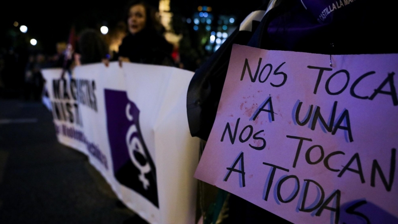 Una mujer sostiene un cartel en el que se lee 'nos tocan a una, nos tocan a todas' en una manifestación feminista en Madrid.