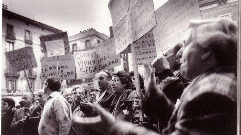 11/1990 - Manifestació del veïnat del Turó de la Peira a la plaça de Sant Jaume per reivindicar solucions per al problema de l’aluminosi, arran l’esfondrament d’una finca l’11 de novembre de 1990 on va morir una veïna.