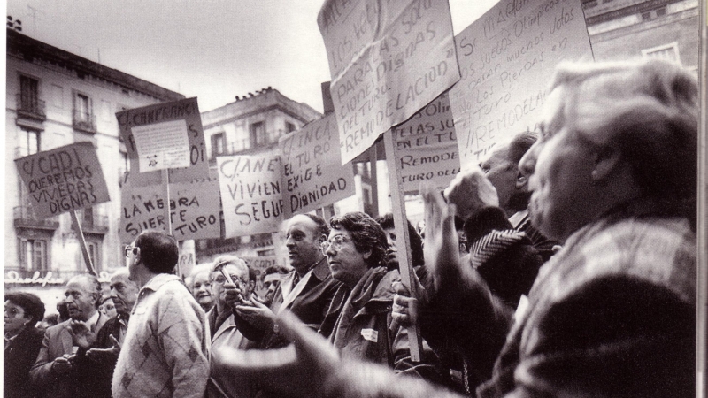 11/1990 - Manifestació del veïnat del Turó de la Peira a la plaça de Sant Jaume per reivindicar solucions per al problema de l’aluminosi, arran l’esfondrament d’una finca l’11 de novembre de 1990 on va morir una veïna.