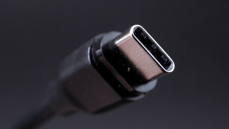 Un cargador de tipo USB-C, que se establecerá como único cargador universal en pequeños dispositivos electrónicos a partir de 2024