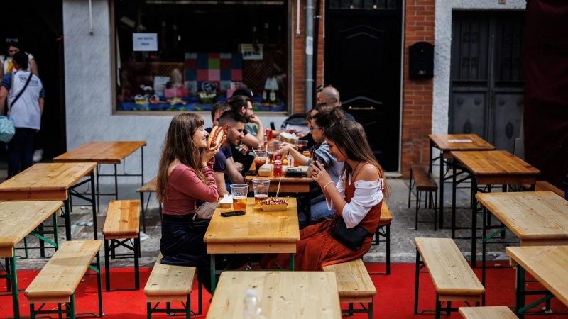 07/06/2022 Varios jóvenes beben cerveza y comen algo, en la terraza de un bar, durante la Feria Medieval de El Álamo, a 30 de abril de 2022, en El Álamo, Madrid.