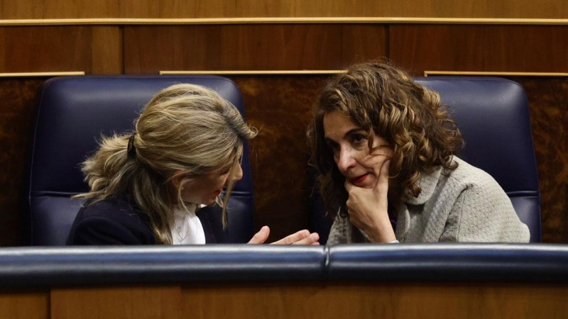 28/04/2022.- La vicepresidenta segunda, Yolanda Díaz, y la ministra de Hacienda, María Jesús Montero, conversan en el Congreso. Eduardo Parra / Europa Press