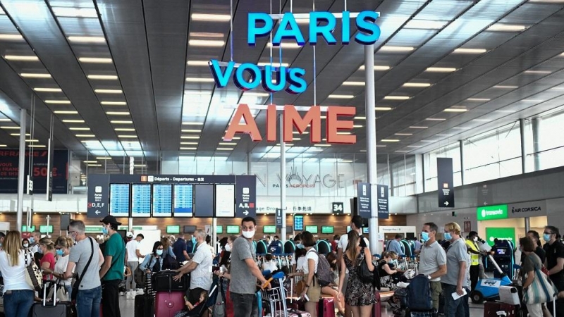 07/06/2022. Un grupo de personas esperando en el aeropuerto de Orly en París, a 1 de agosto de 2020.