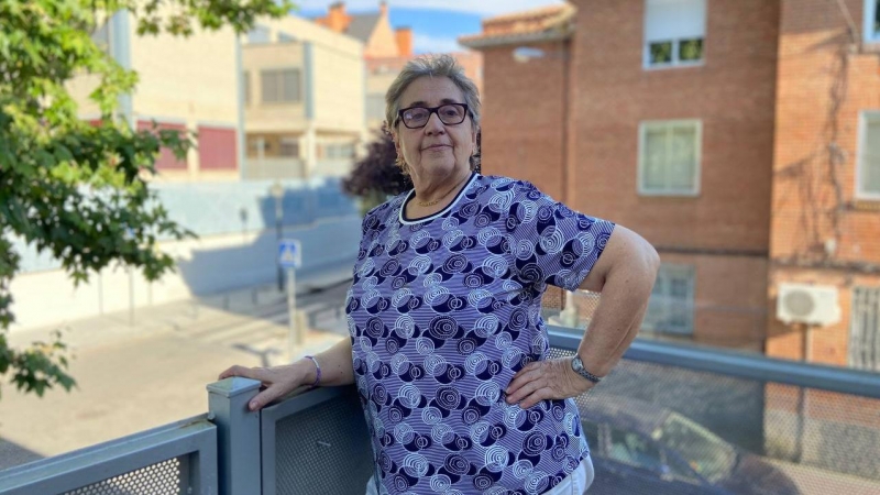 Carmen León en la terraza de la radio donde colabora Con Mayor Voz.