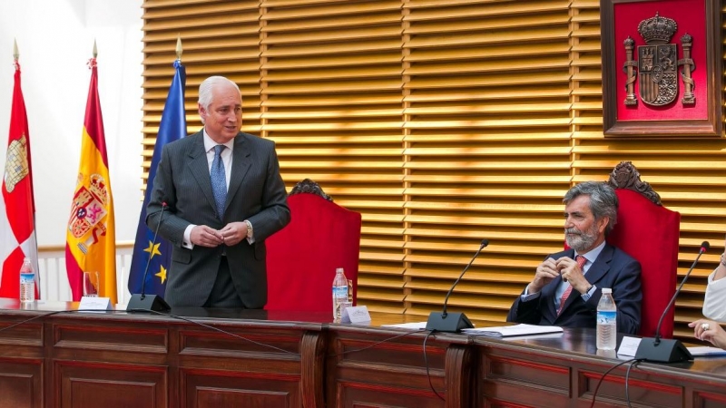 El presidente del TSJ de Castilla y León, José Luis Concepción, y el presidente del Supremo y del CGPJ, Carlos Lesmes, en el Palacio de Justicia, a 13 de mayo de 2022, en Burgos.