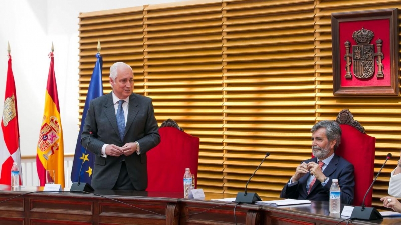 El presidente del TSJ de Castilla y León, José Luis Concepción, y el presidente del Supremo y del CGPJ, Carlos Lesmes, en el Palacio de Justicia, a 13 de mayo de 2022, en Burgos.
