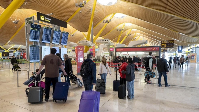 07/06/2022. Viajeros con maletas en la terminal T-4 en el Aeropuerto Adolfo Suárez Madrid-Barajas, a 13 de abril de 2022, en Madrid.