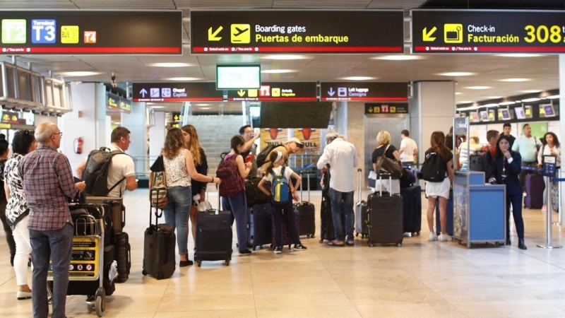 Colas de facturación en el Aeropuerto Adolfo Suárez Madrid-Barajas.