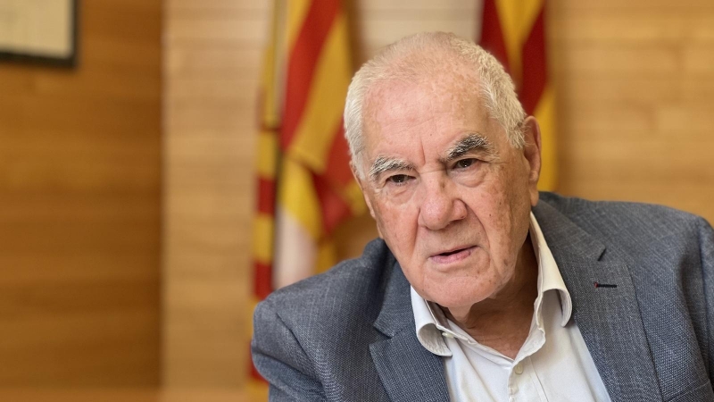 Ernest Maragall al seu despatx de l'Ajuntament de Barcelona durant l'entrevista.