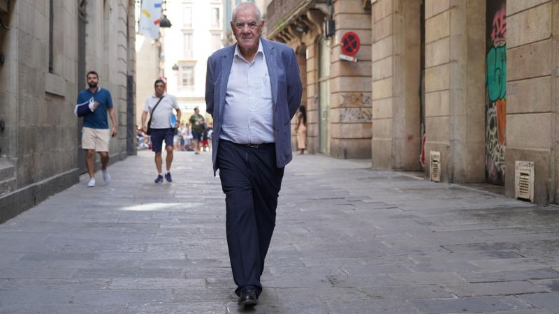 Maragall passejant per Ciutat Vella camí de l'Ajuntament.