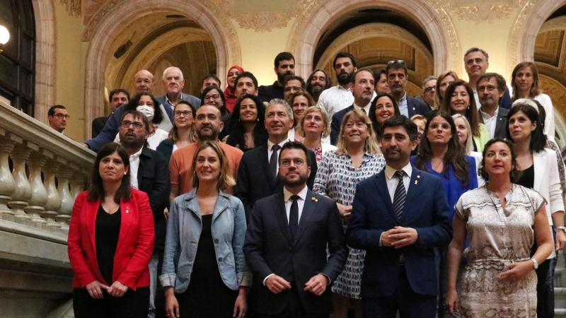 El president del Govern, Pere Aragonès, amb més representants de l'executiu, i dels grups parlamentaris de PSC-Units, ERC, Junts i En Comú Podem, a les escales del Parlament després d'aprovar la llei del català per respondre la sentència del 25%.