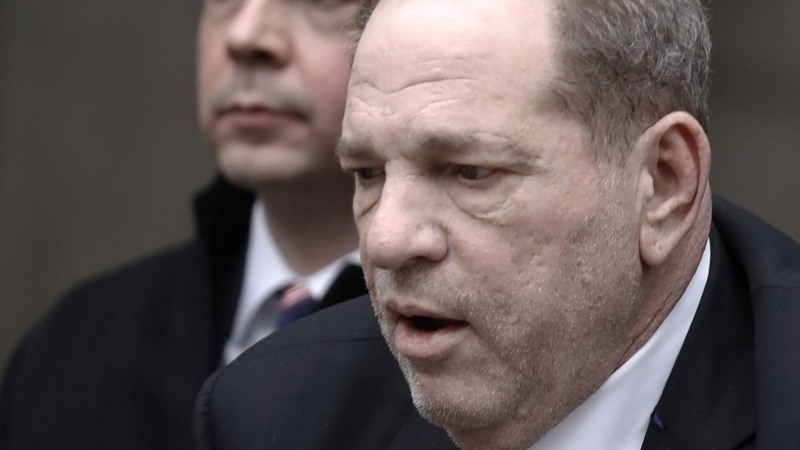 El productor estadounidense Harvey Weinstein llega a la corte para iniciar un juicio por acusaciones de violación y agresión sexual